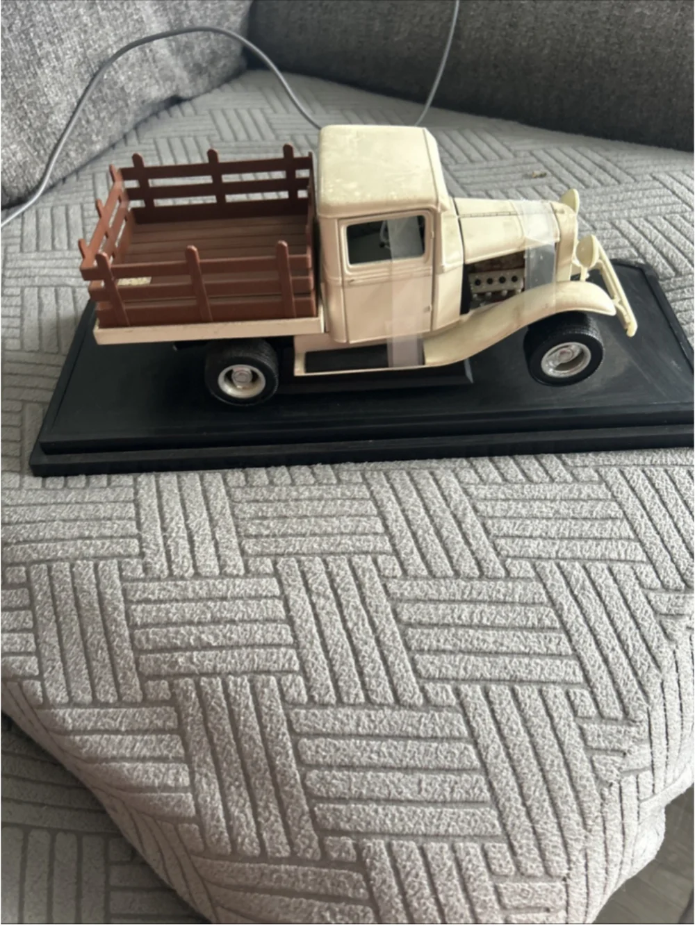 Road Legends 1934 Ford Pick-Up model truck on display plate 1/18!scale
